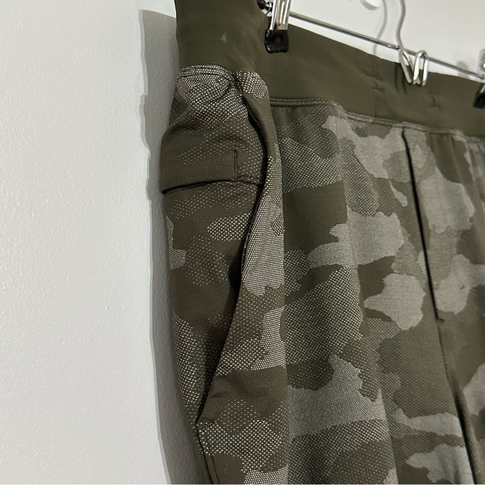 Lululemon T.H.E. Short 7" Mesh *Linerless Variegated Mesh Camo Max Dark Olive - Picture 2 of 7